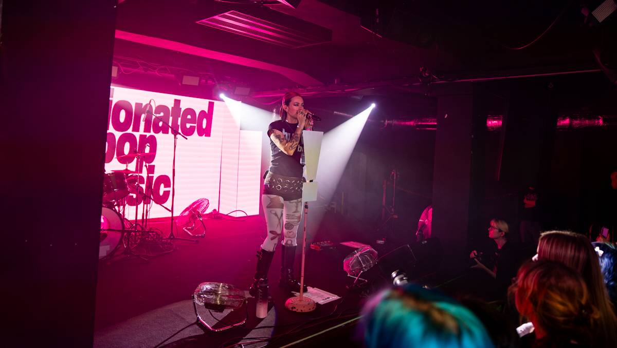Girli v Praze: queer energie, drzý pop a koncert bez zábran. Předskakovala jí Vanes