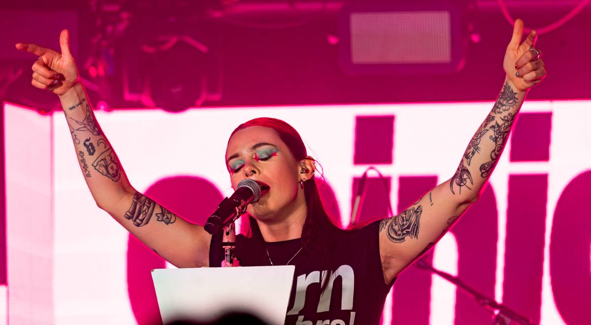 Girli v Praze: queer energie, drzý pop a koncert bez zábran. Předskakovala jí Vanes