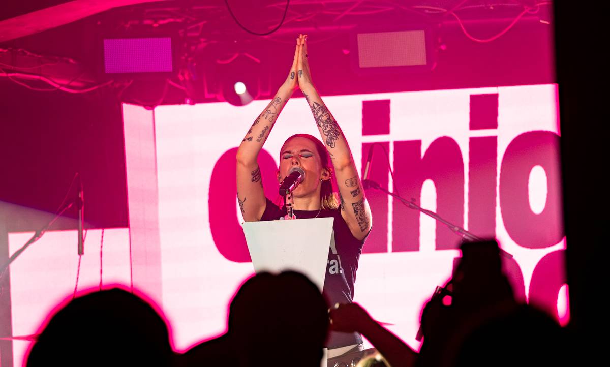 Girli v Praze: queer energie, drzý pop a koncert bez zábran. Předskakovala jí Vanes