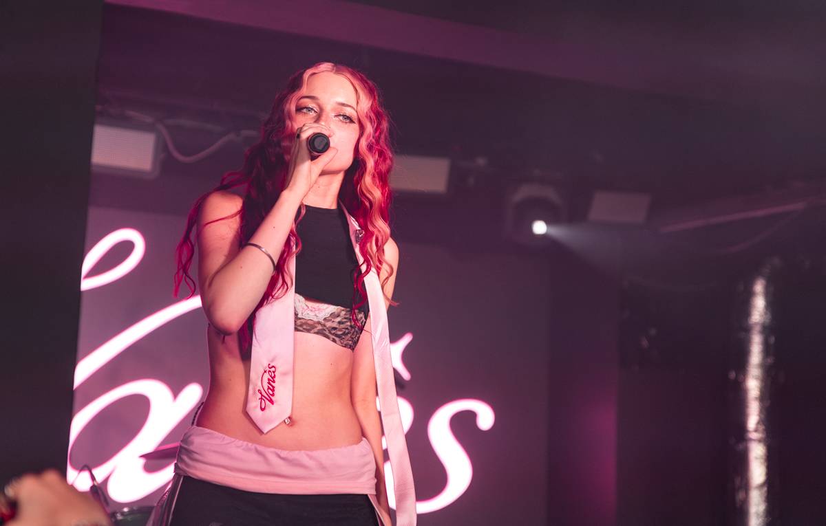 Girli v Praze: queer energie, drzý pop a koncert bez zábran. Předskakovala jí Vanes