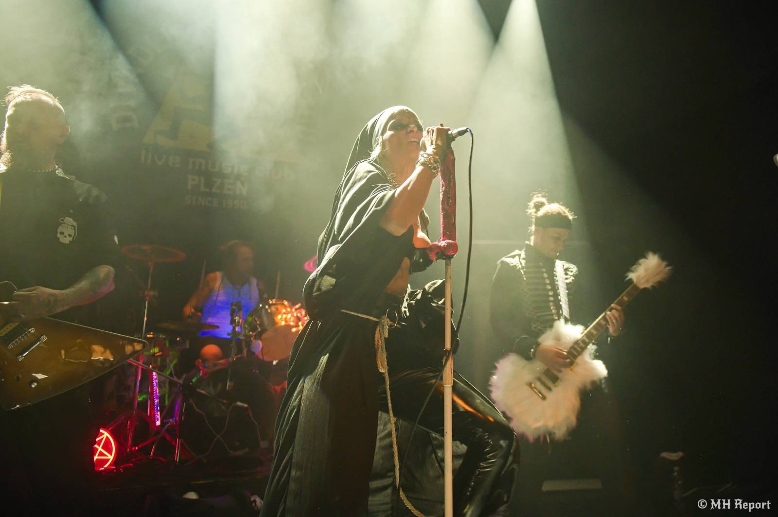 Od rock’n’roll thrashe po punk a elektroniku. Plzeňská Lampa přivítala Zputnik, Šanov 1 a Gaunery