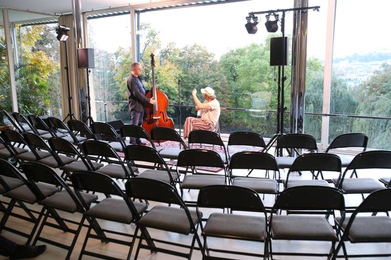 Vila Tugendhat se proměnila v koncertní prostor. Dan Bárta s Robertem Balzarem představili nový projekt