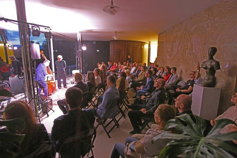 Vila Tugendhat se proměnila v koncertní prostor. Dan Bárta s Robertem Balzarem představili nový projekt
