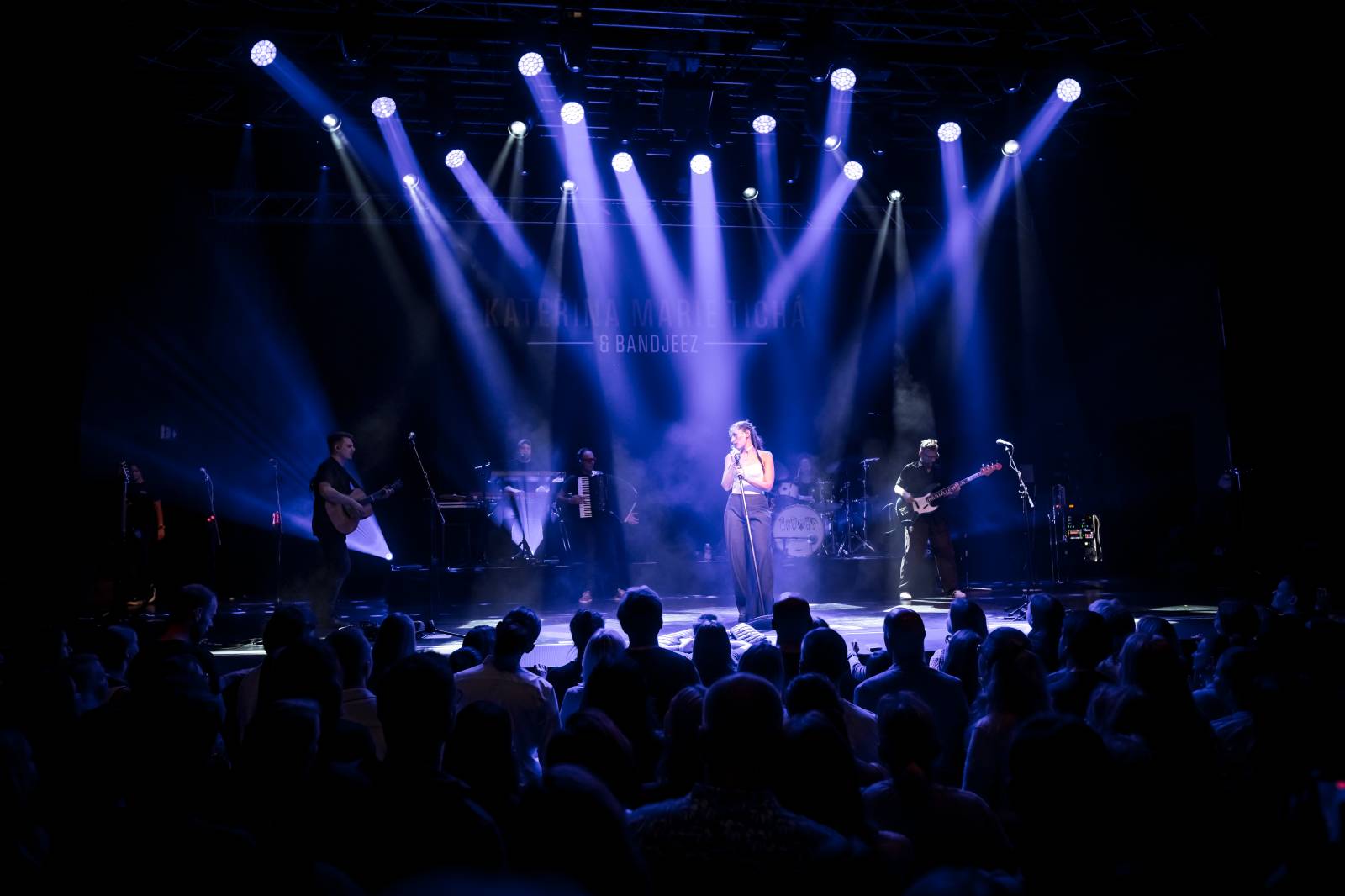 Kateřina Marie Tichá s Bandjezz rozezpívali Brno. Nechyběla ani vzpomínka na Davida Stypku