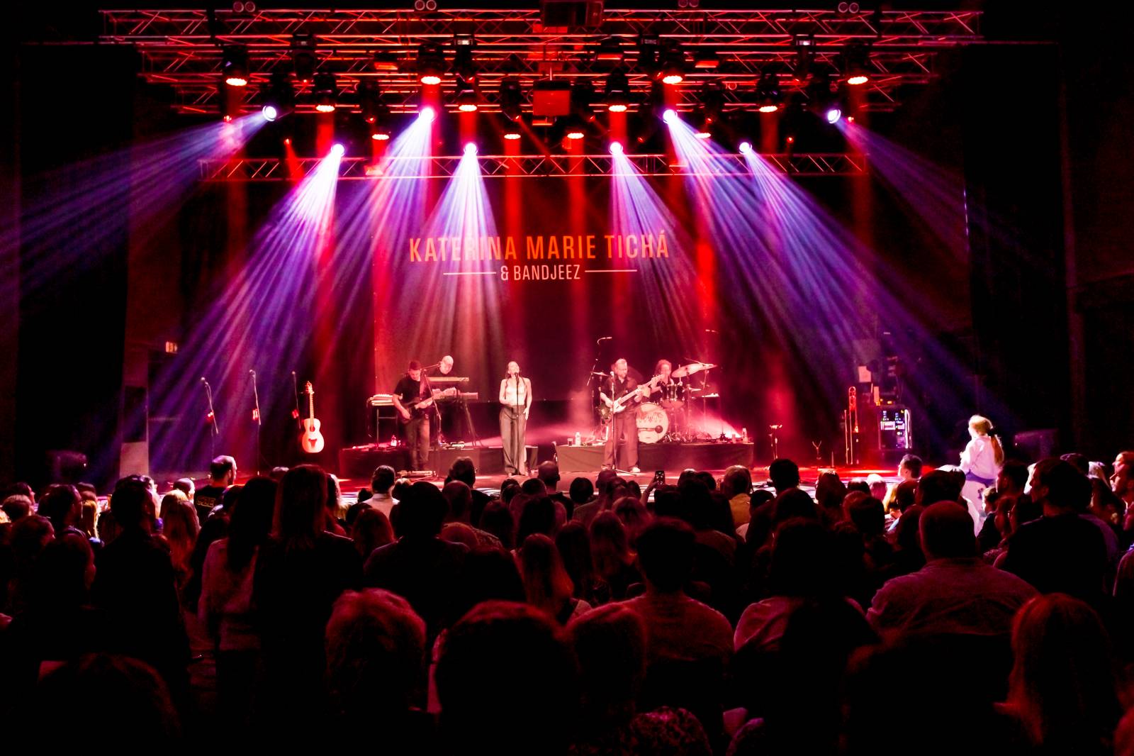 Kateřina Marie Tichá s Bandjezz rozezpívali Brno. Nechyběla ani vzpomínka na Davida Stypku