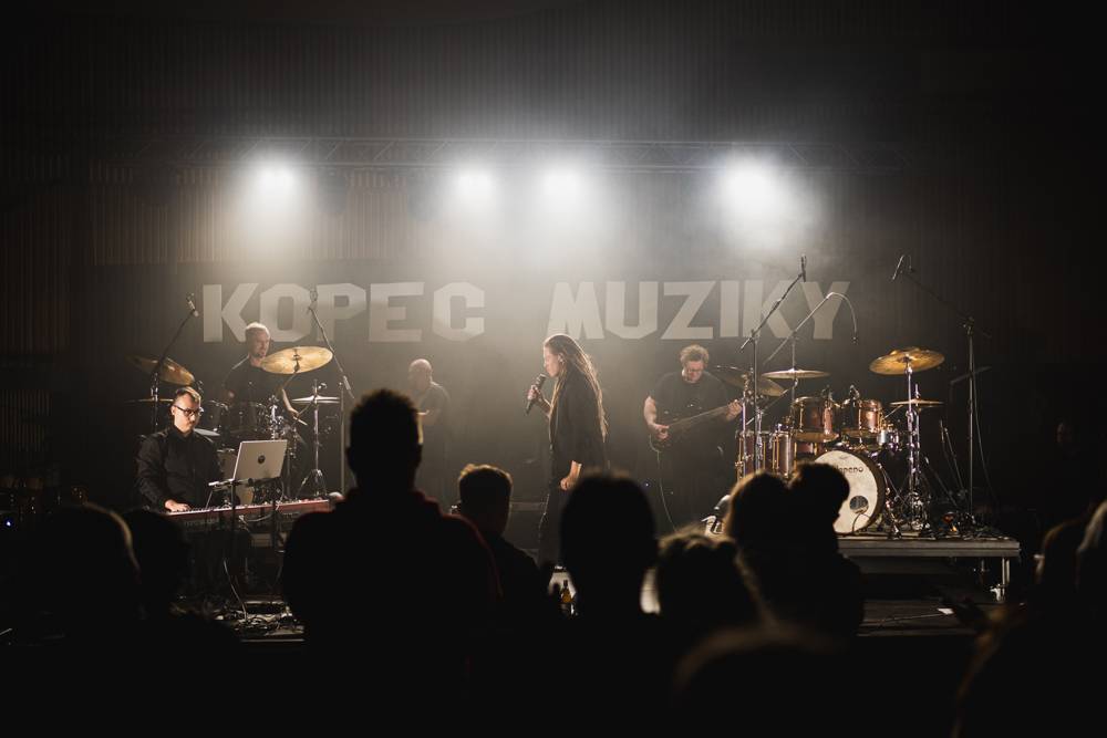 Festival Kopec muziky roztančili FEW, LeeO jr. a Lanugo, mezi koncerty byla otevřená i jam session