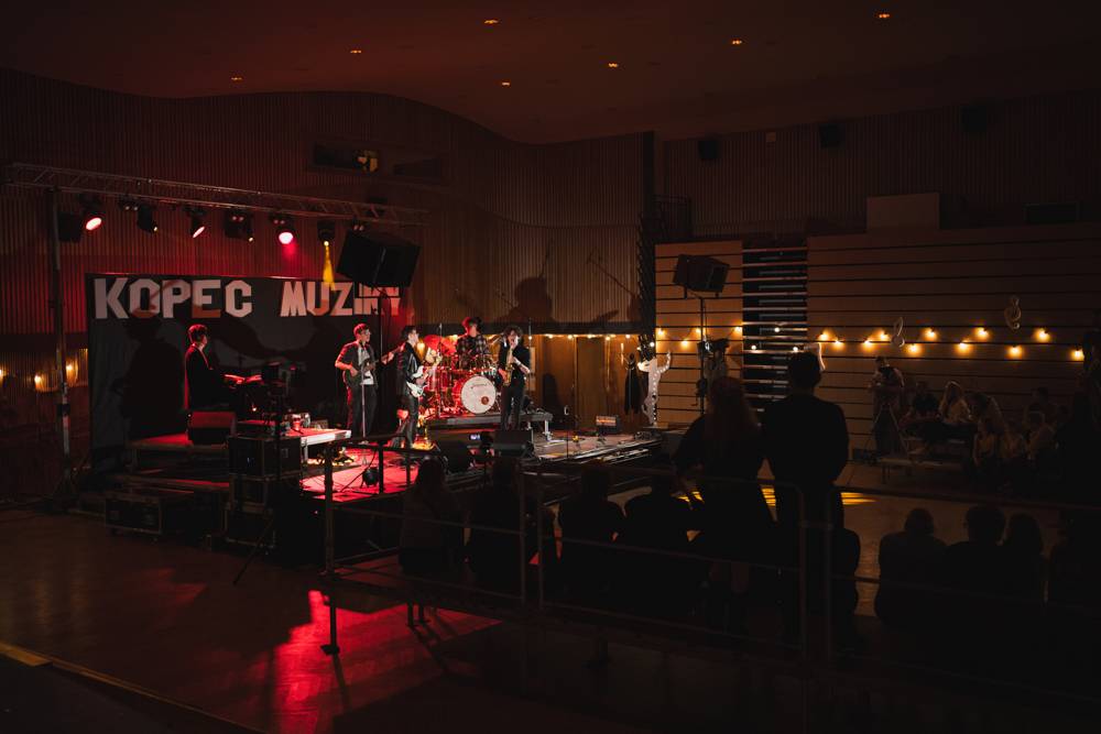 Festival Kopec muziky roztančili FEW, LeeO jr. a Lanugo, mezi koncerty byla otevřená i jam session