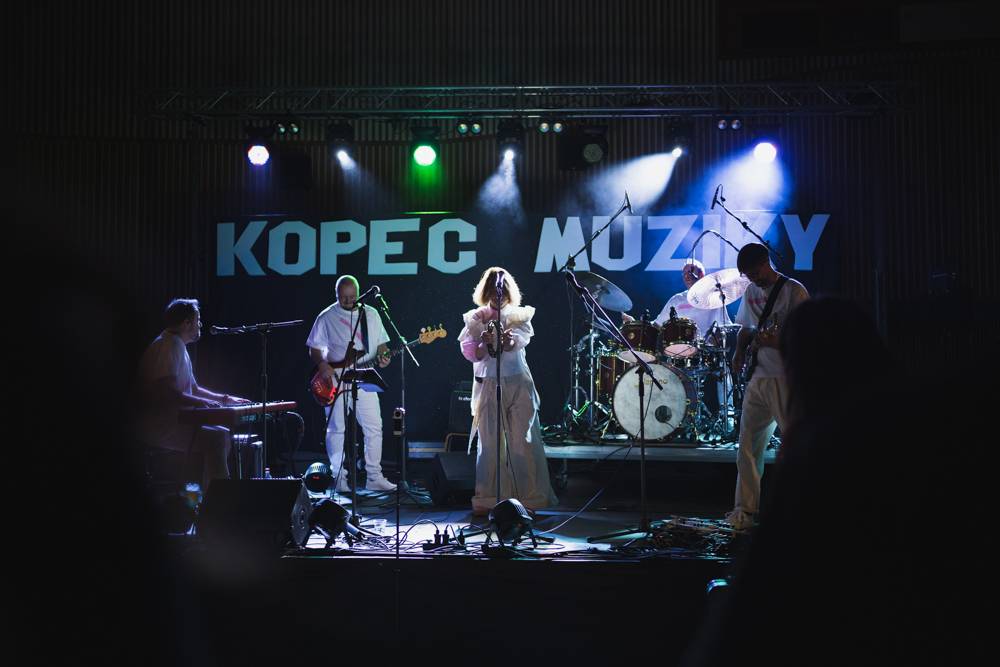 Festival Kopec muziky roztančili FEW, LeeO jr. a Lanugo, mezi koncerty byla otevřená i jam session