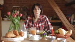 RECENZE: Klára Vytisková zpívá výborný pop a oslavuje domov. Škoda že ne v češtině