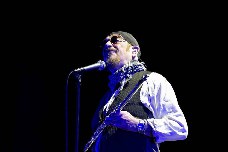 LIVE: Ian Anderson v Praze kouzlil s hity Jethro Tull i s flétnou. A měl virtuální hosty