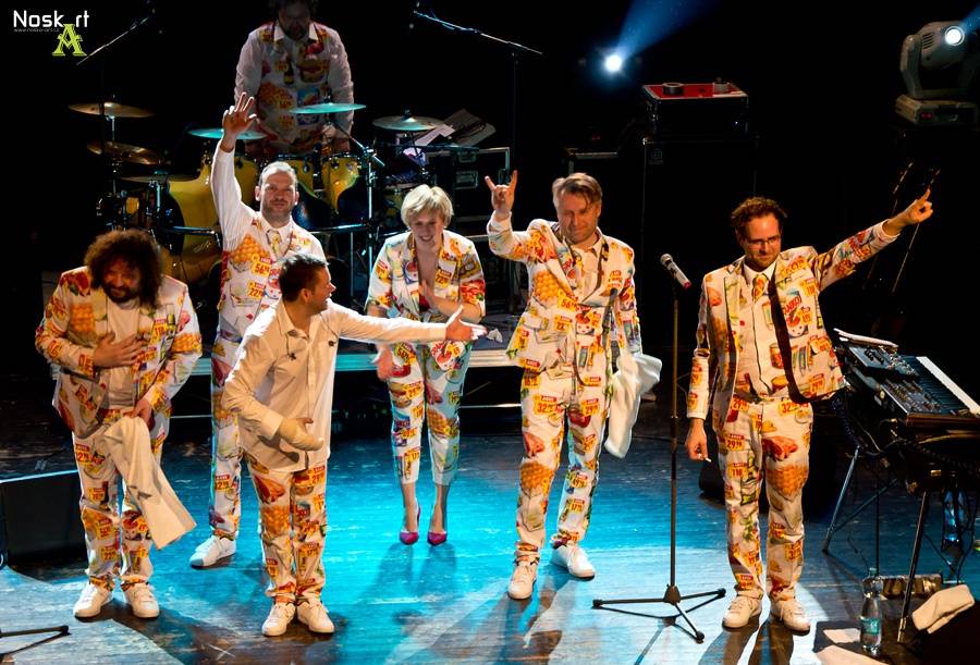 Monkey Business vyjíždí na turné s vybělenými zuby i titanovými hlasivkami