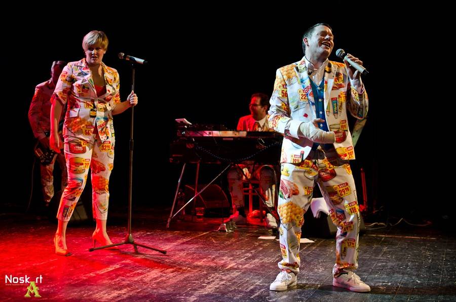 Monkey Business vyjíždí na turné s vybělenými zuby i titanovými hlasivkami