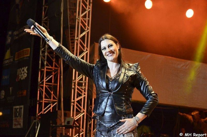 Zpěvačka Nightwish Floor Jansen očekává rodinu. Koncerty finské symfonicko-metalové legendy jsou v ohrožení