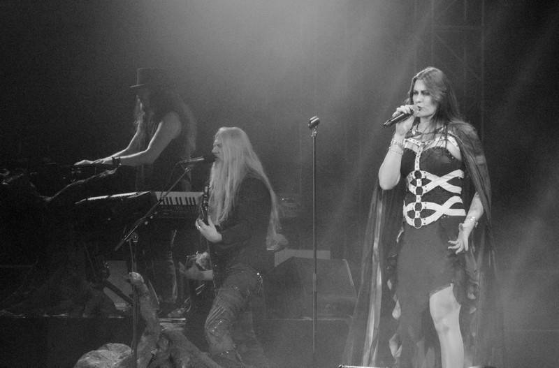 Zpěvačka Nightwish Floor Jansen očekává rodinu. Koncerty finské symfonicko-metalové legendy jsou v ohrožení