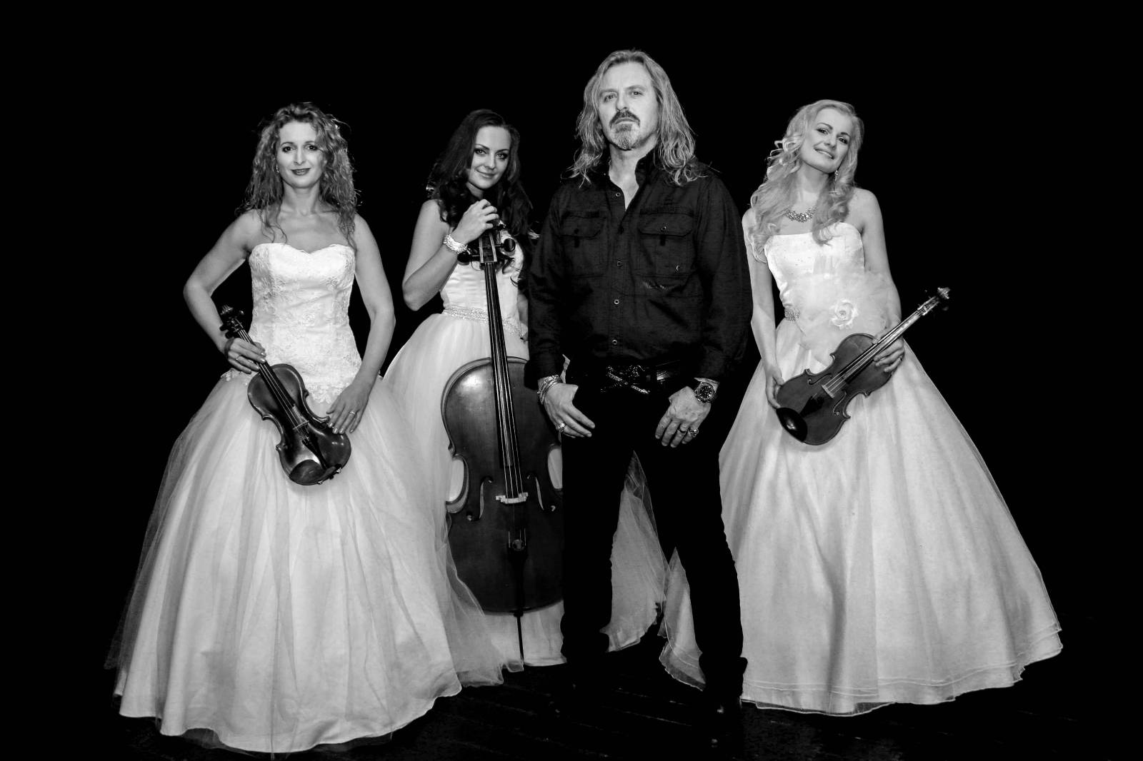 Josef Vojtek se poprvé představuje jako producent. S Markétou Muzikářovou (Inflagranti) vyprodukovali společné CD