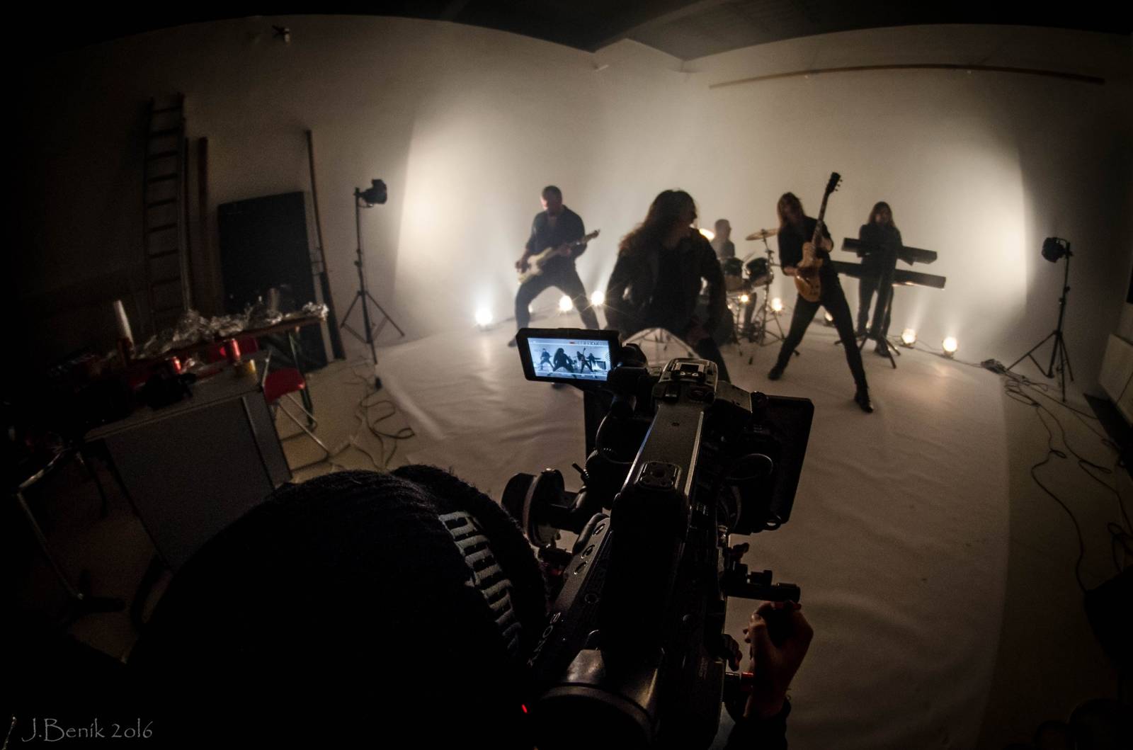 ROCKBLOG: Natáčení klipu skupiny Traktor pohledem fotografa: Padlo asi sto vtipů a Letokruhy snad pětatřicetkrát