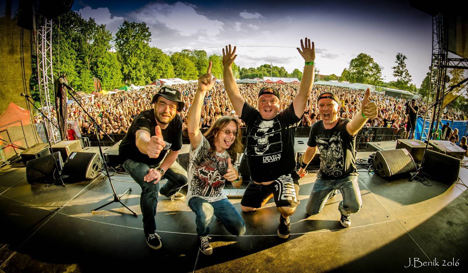 VIDEO: Alkehol vypustil do světa nový song s Josefem Vojtkem a Petrem Jandou. Apeluje tím na oslavu svého čtvrtstoletí v Lucerně