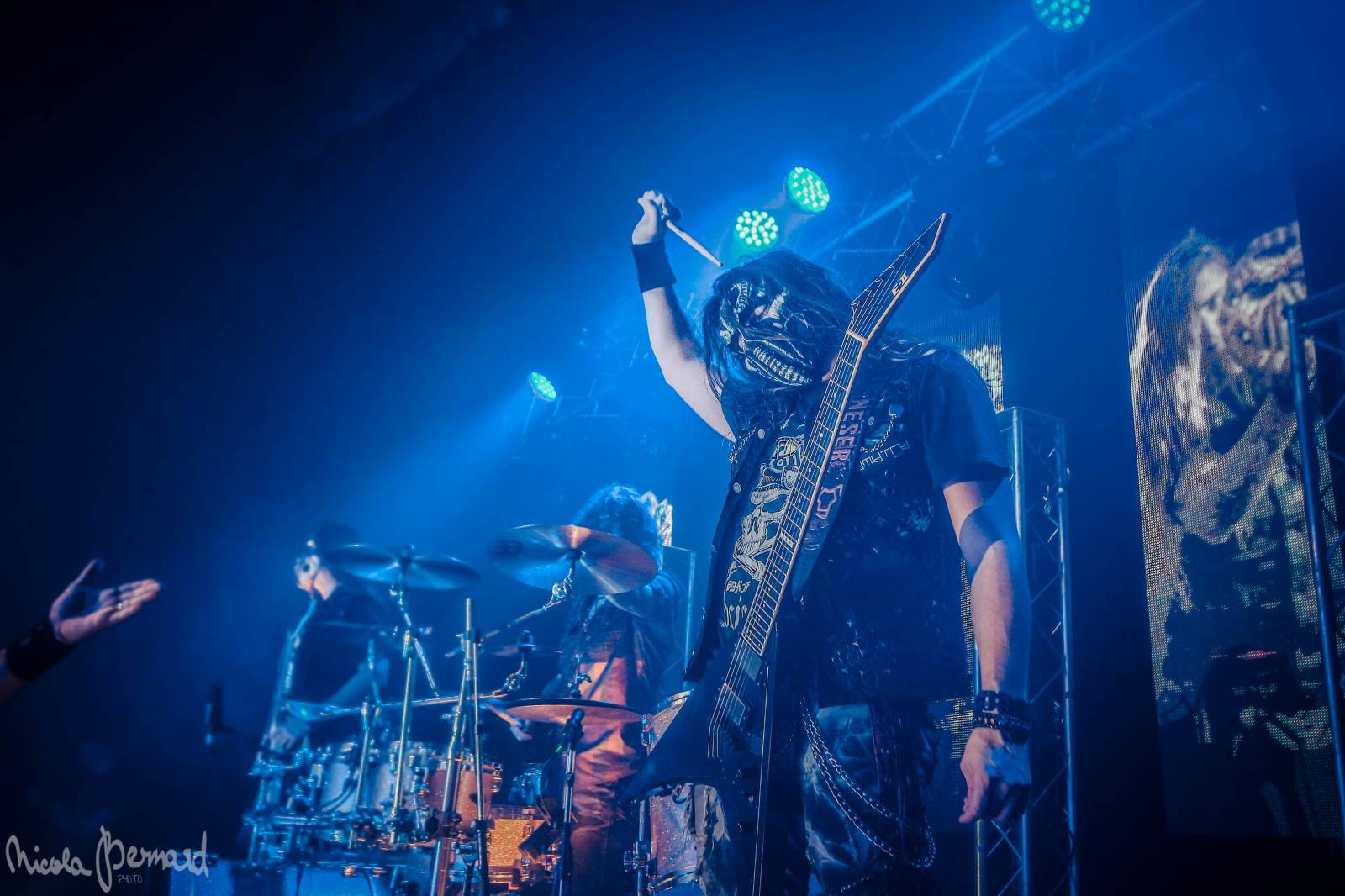 Dymytry vydali klip k songu Dej Bůh štěstí. Objevil se i na DVD z Masters of Rock