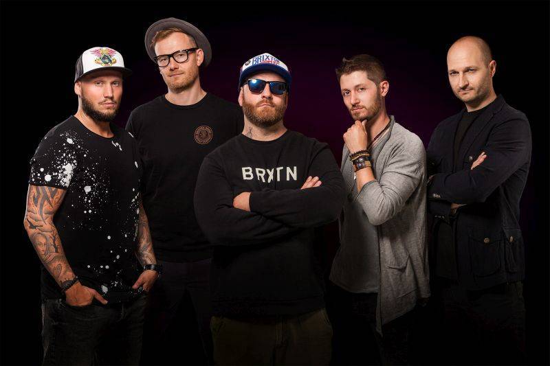 TOP 6 videoklipů týdne: Paramore poukazují na falešné úsměvy, Eddie Stoilow hrají z hecu 