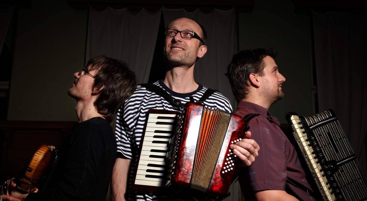 TOP 6 videoklipů týdne: Paramore poukazují na falešné úsměvy, Eddie Stoilow hrají z hecu 