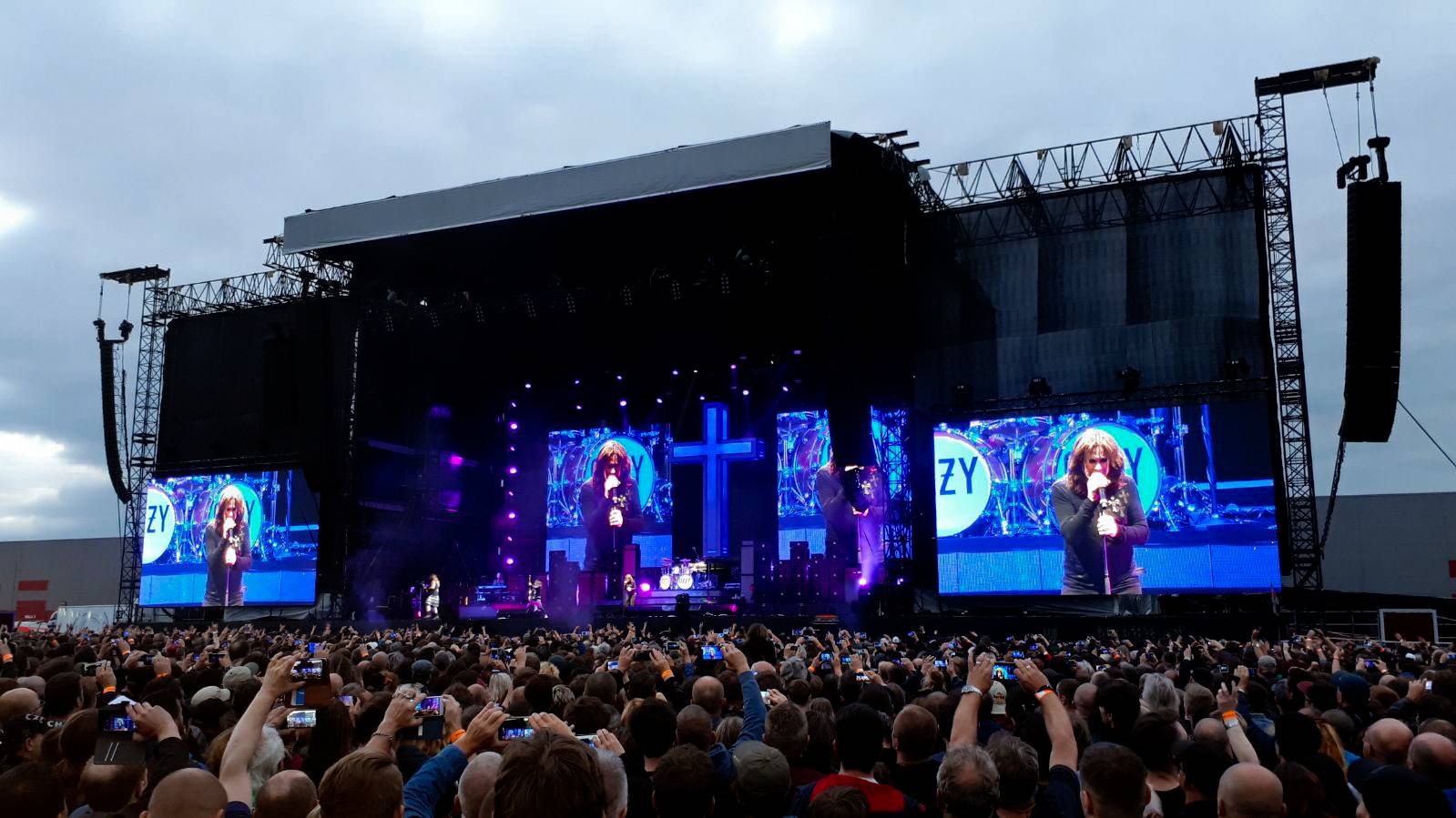 LIVE: Ozzy Osbourne byl v Letňanech plný energie, zazpíval i hity Black Sabbath. Johnny Depp pokuřoval doutníky