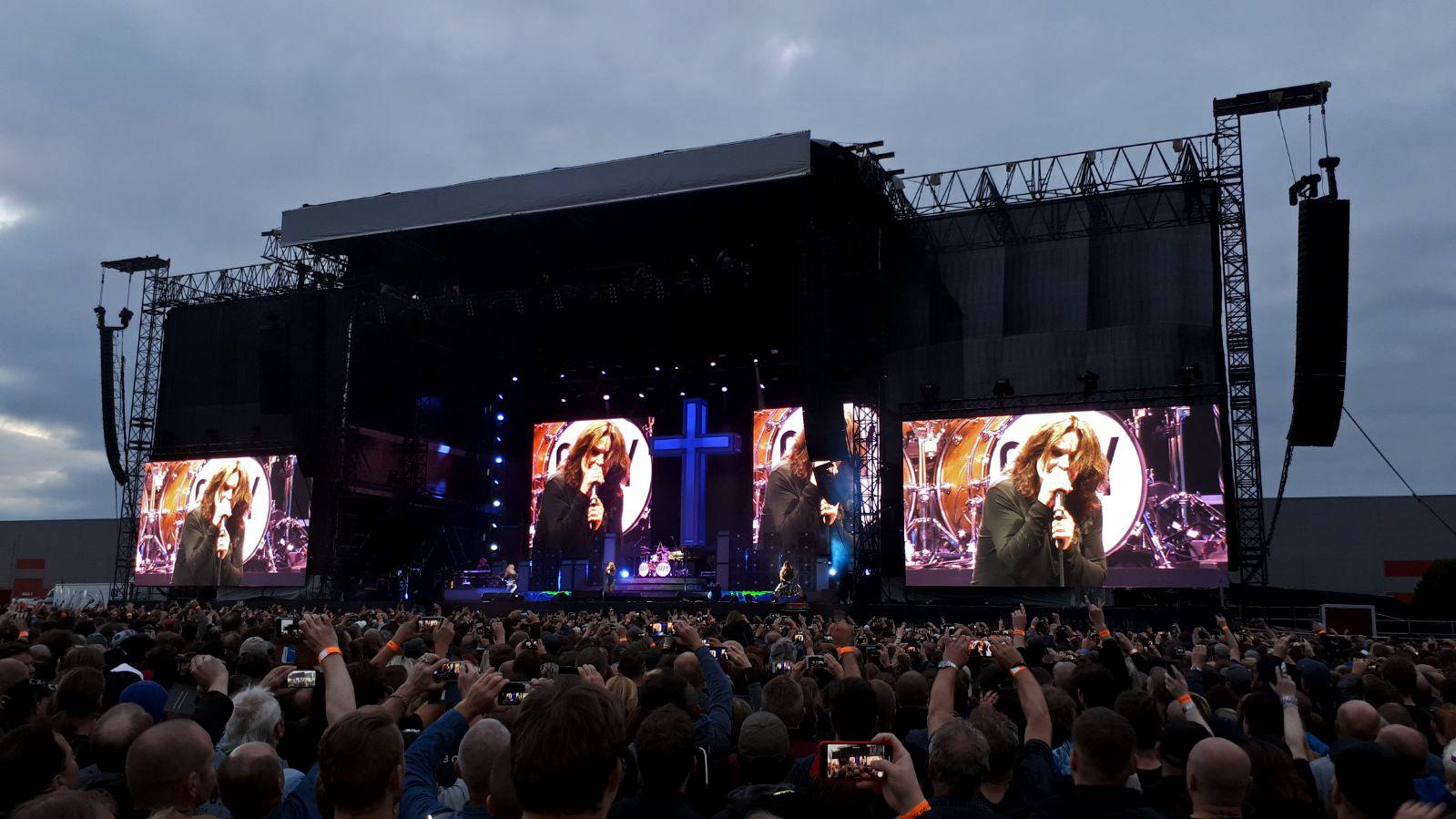 LIVE: Ozzy Osbourne byl v Letňanech plný energie, zazpíval i hity Black Sabbath. Johnny Depp pokuřoval doutníky
