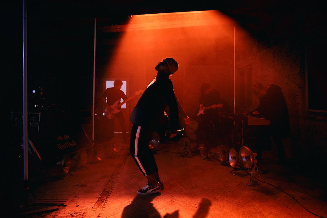 VIDEO: Ben Cristovao vydává trochu jiné videoklipy. Živě s kapelou představuje Nohy