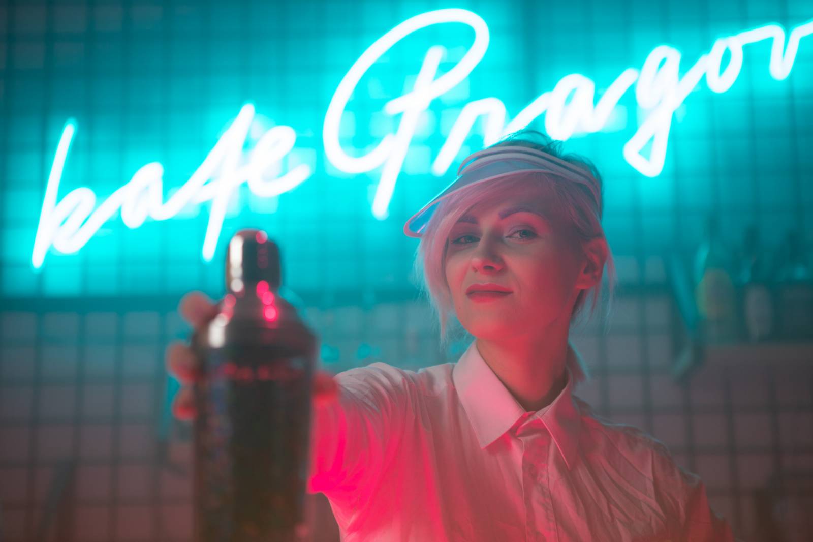 VIDEO: Antonova mají klip o konzumní společnosti a životě mileniálů