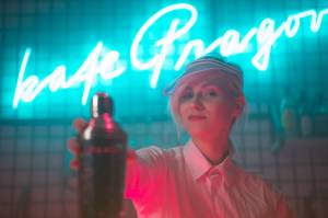 VIDEO: Antonova mají klip o konzumní společnosti a životě mileniálů