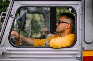 Bizár týdne: Michael Petr nazpíval ódu na stánek s párky v rohlíku