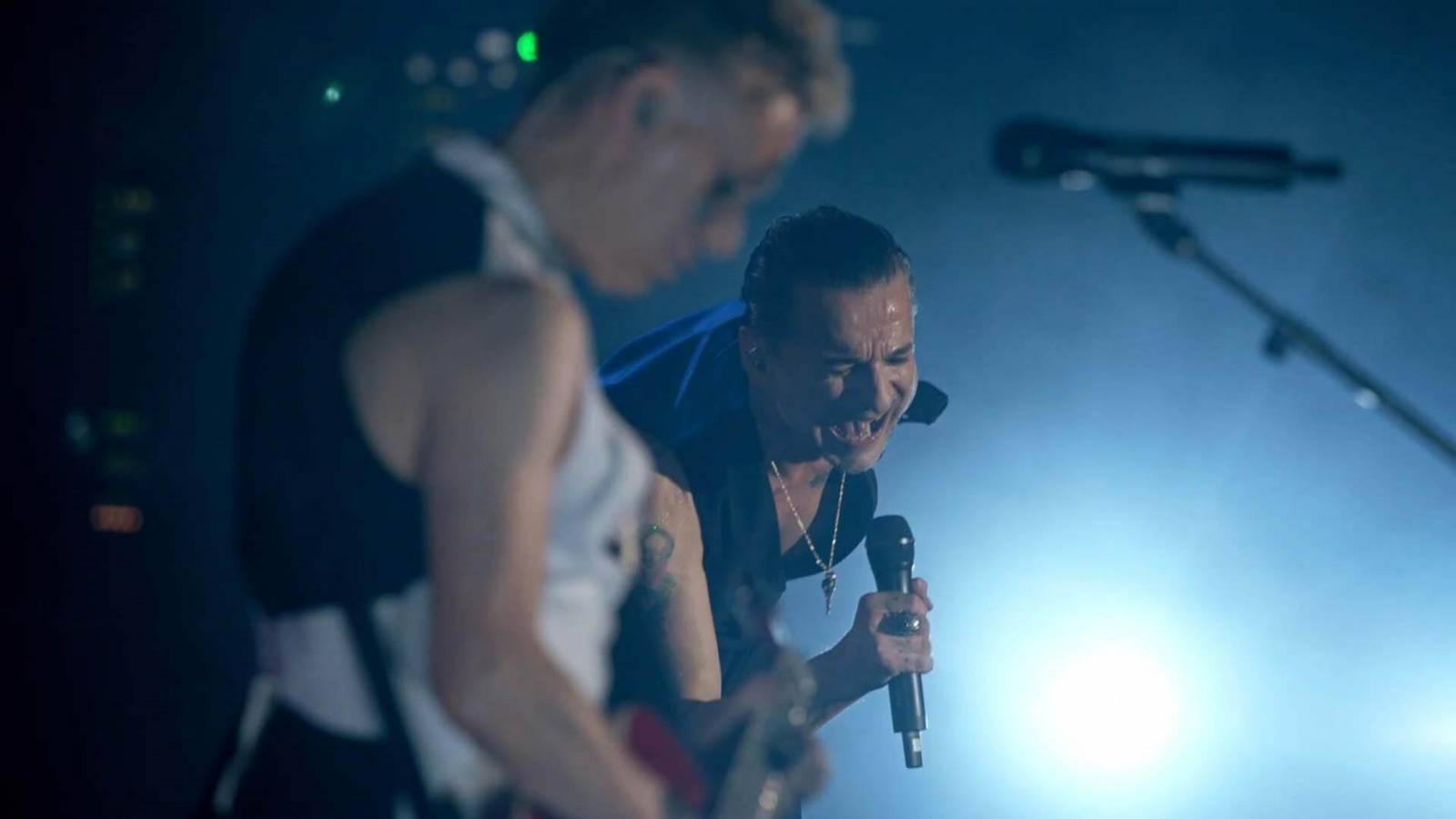 RECENZE: Náboženství jménem Depeche Mode ve filmu, který fanoušky dojme k slzám