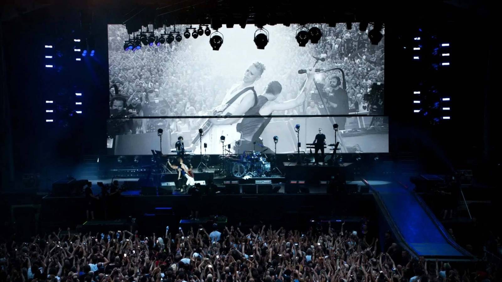 RECENZE: Náboženství jménem Depeche Mode ve filmu, který fanoušky dojme k slzám