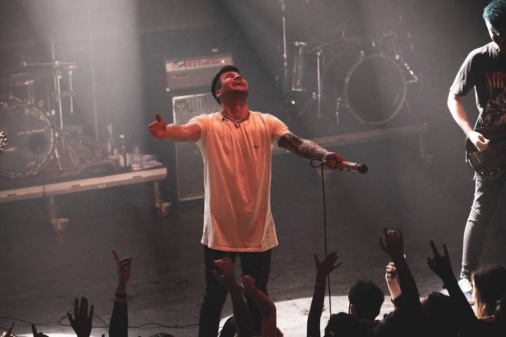 LIVE: Při křtu John Wolfhooker v Akropoli se fanoušci vrhali do davu jeden za druhým