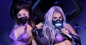MTV Video Music Awards 2020: Nejvíce nominací proměnili BTS a Ariana Grande. Miley Cyrus se houpala na disko kouli a The Weeknd zpíval na střeše