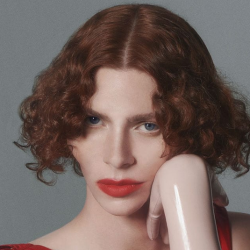 Zemřela producentka SOPHIE, bylo jí pouhých 34 let