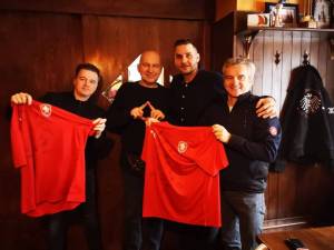 BIZÁR TÝDNE: Fotbalová hymna české reprezentace. „Řekl jim někdo, že se jede na EURO 2021, ne 1996?,“ ptá se záložník Kučera