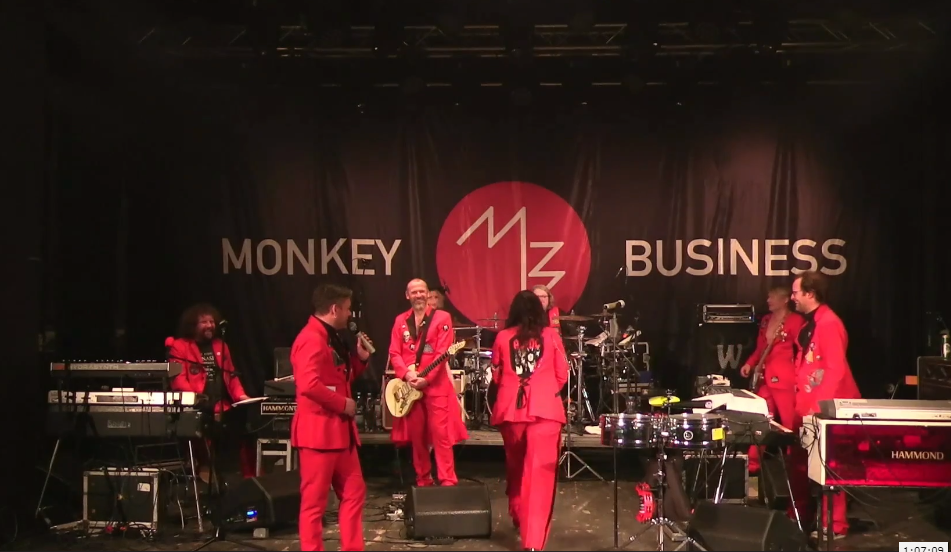 LIVE: Monkey Business v živém streamu roztančili obýváky a pokřtili novou desku. Jako hosta si pozvali Ewu Farnou