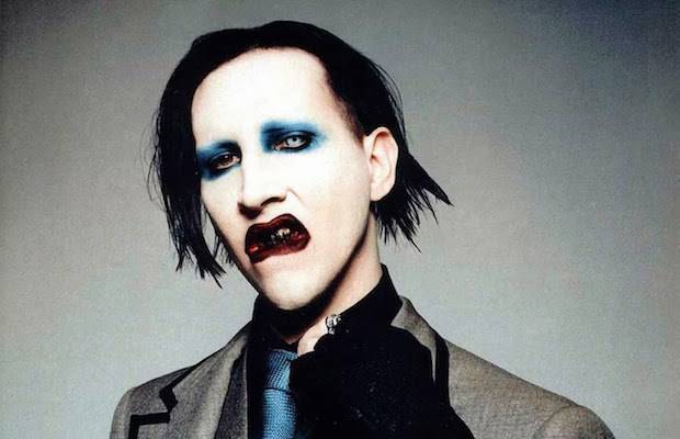Marilyn Manson čelí dalšímu obvinění ze znásilnění, kvůli napadení je na něj vydaný zatykač