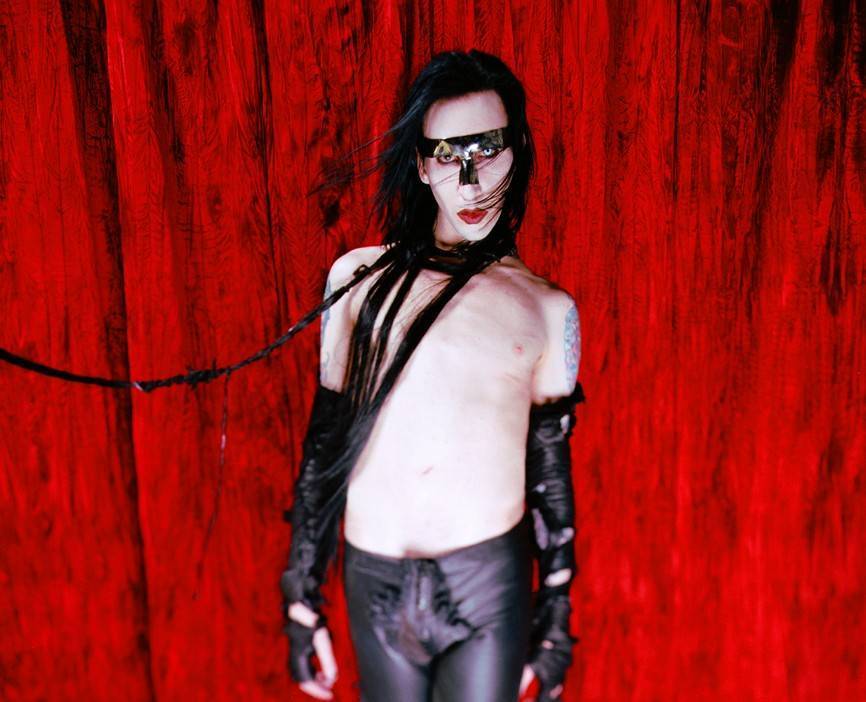 Marilyn Manson čelí dalšímu obvinění ze znásilnění, kvůli napadení je na něj vydaný zatykač