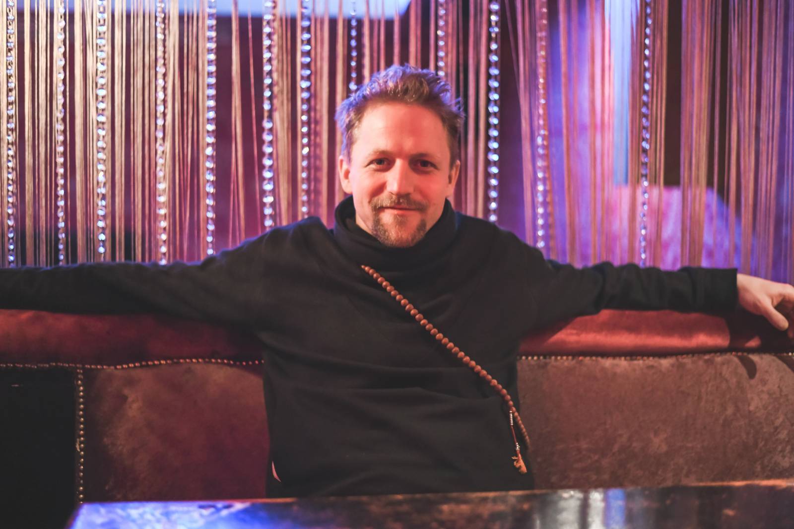 LIVE: Tomáš Klus a jeho hudební a dramatické propojení Racka v jednozáběrovém snímku