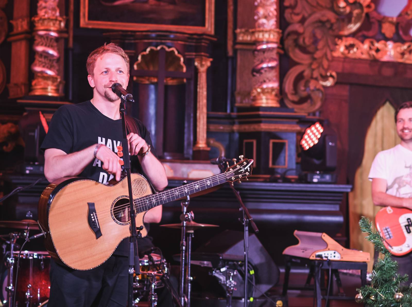 LIVE: Tomáš Klus a jeho hudební a dramatické propojení Racka v jednozáběrovém snímku