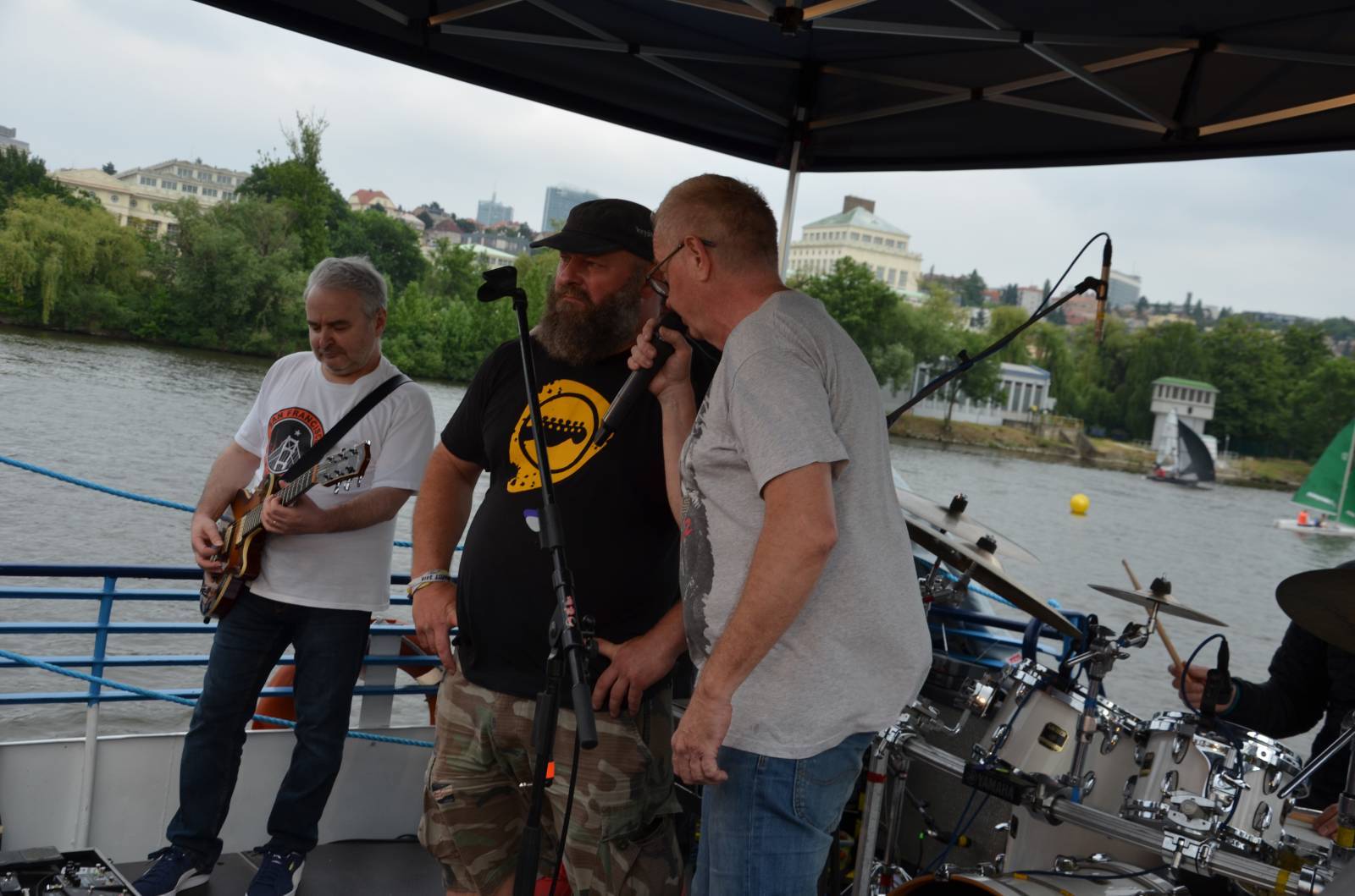LIVE: Mňága a Žďorp vyrazila s fanoušky na plavbu po Vltavě, Petr Fiala chrlil vtipné hlášky