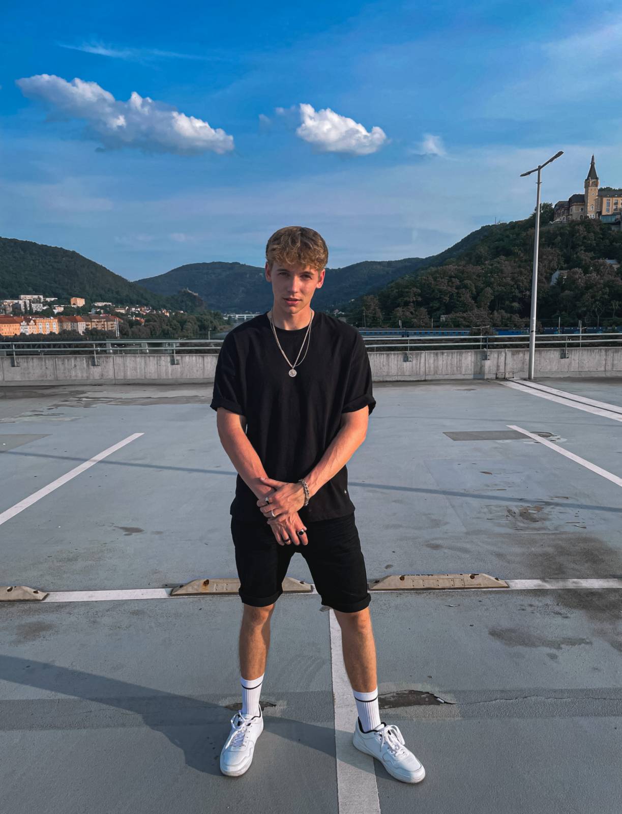 TOP 6 videoklipů týdne: Wohnout zdraví ze zkušebny, UDG chtějí zpět, co se vrátit nedá a Timmy White o vztahu s povrchní dívkou