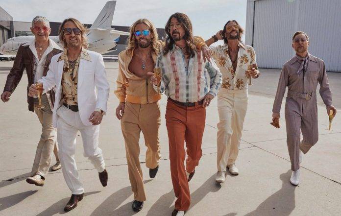 BIZÁR TÝDNE: Foo Fighters přezpívali hit Bee Gees, vzbudili kontroverzní reakce