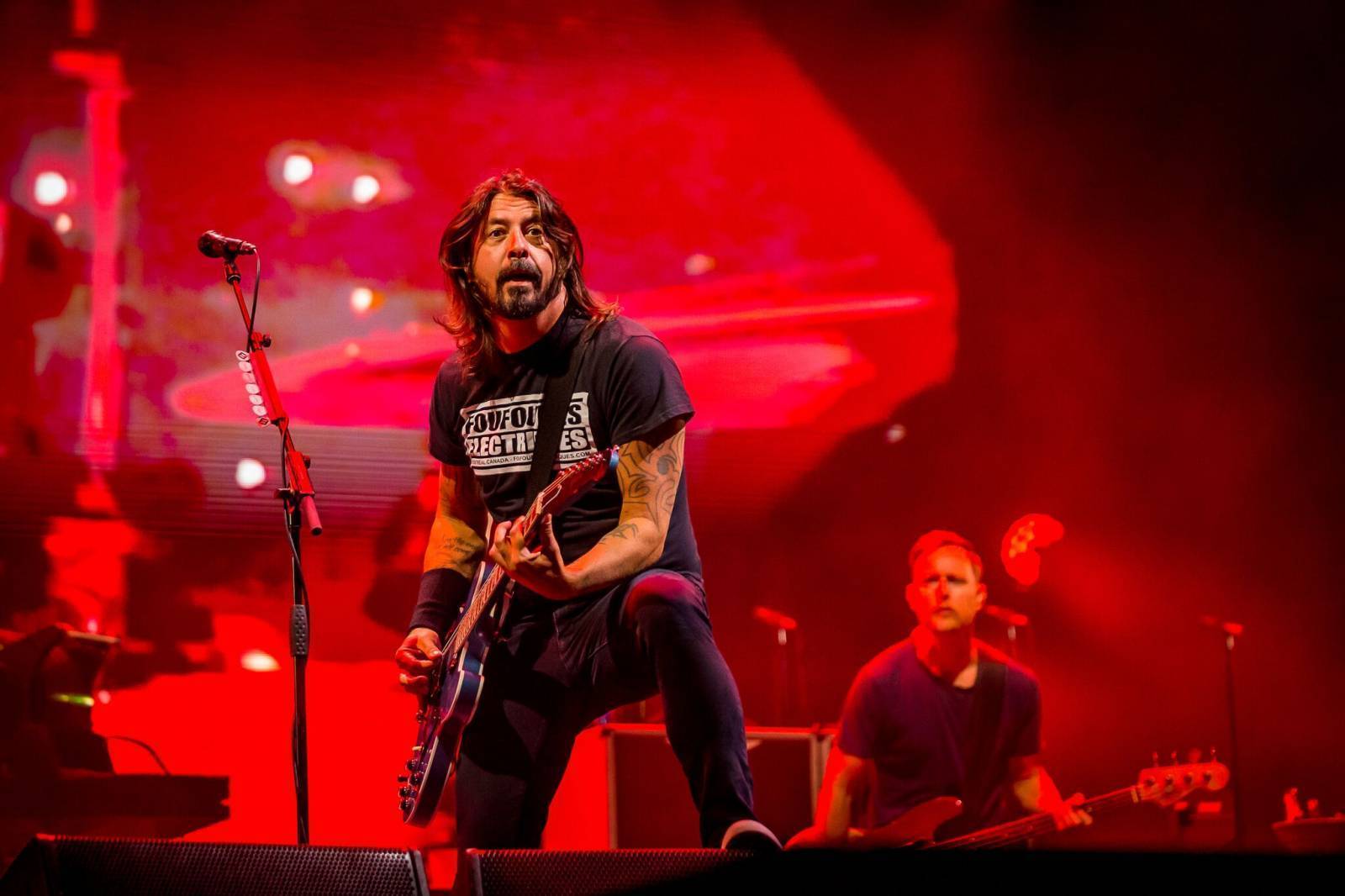 BIZÁR TÝDNE: Foo Fighters přezpívali hit Bee Gees, vzbudili kontroverzní reakce