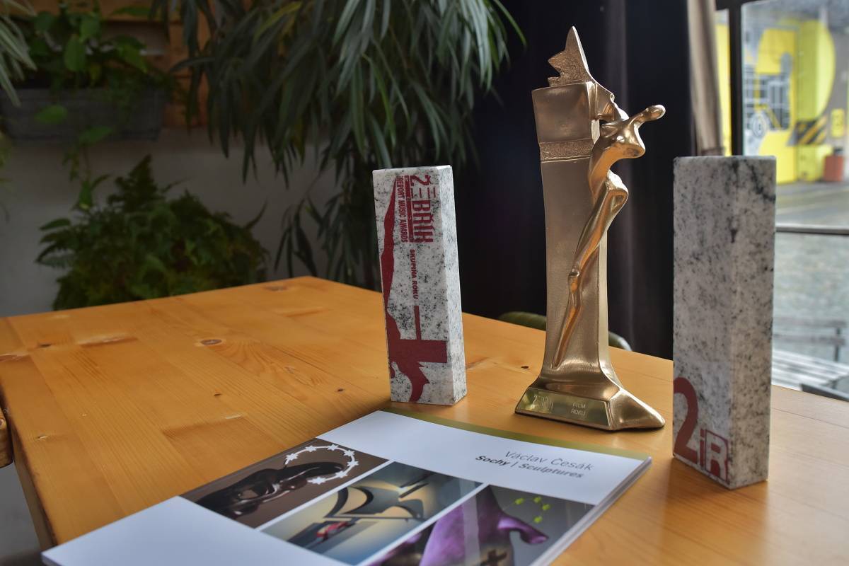 Na Žebřík už tento pátek! Finálovou show odstartují Anna K. a Miro Žbirka, ceny převezmou vítězové dvou ročníků ankety