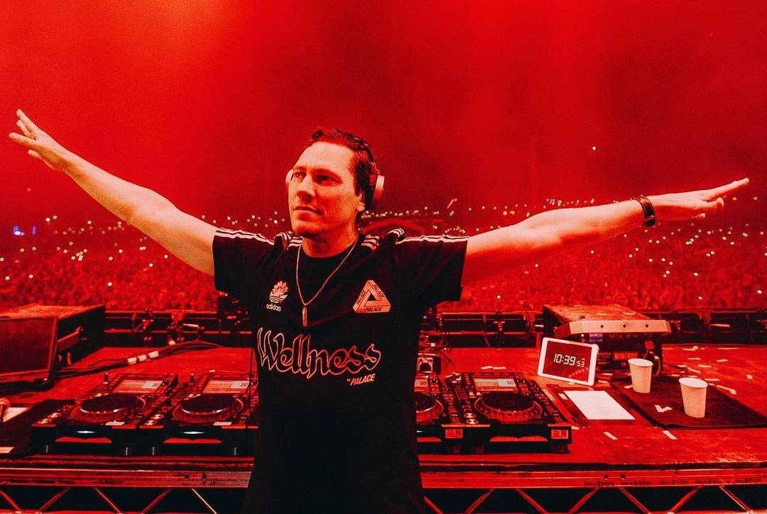 BIZÁR TÝDNE: DJ Tiësto vystřelil z kanonu na koncertě prach věrného fanouška