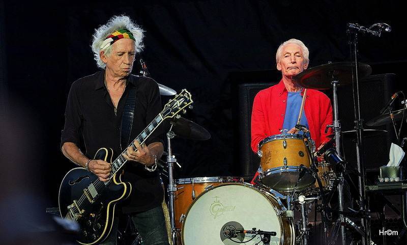 Rolling Stones vzdali hold zesnulému bubeníkovi Wattsovi. „Držel tuhle kapelu pohromadě,“ řekli