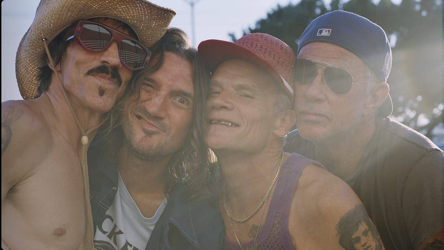 BIZÁR TÝDNE: Red Hot Chili Peppers zvou své fanoušky na turné bláznivým videem