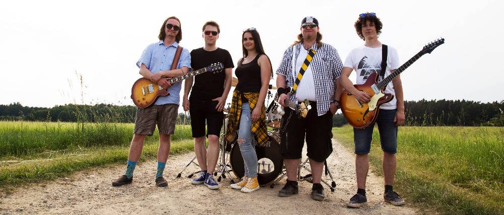 TOP 6 videoklipů týdne: Coldplay s BTS bojují za hudbu, Adele zpívá o rozchodu a Pilot o přijetí sebe sama